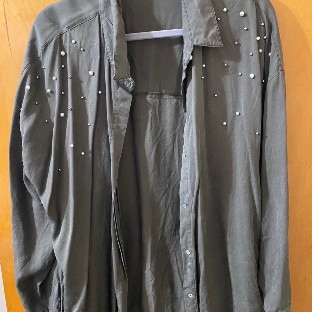 Blouse w faux pearl